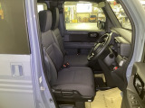 フィット感のあるシート。しっかりと支えてくれるので、長時間の運転を快適にサポートしてくれます。