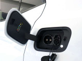 急速充電は、商業施設など外出先の公共の充電ステーションでご利用いただけます。CHAdeMO規格に準拠した150kWの急速充電器を使用した場合、充電率10%から80%まで、約32分で充電できます。