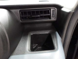 運転席のカップホルダーはエアコンの吹き出し口にありますので冷やしたり温めたりすることが出来ます☆