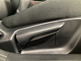 運転席にはドライバーの体型や好みに応じて前後方向だけでなく、高さの調整ができるシートリフターを装備!