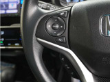 ハンドルにオーディオ操作用スイッチを備え、手を放さずに操作可能。安全性と利便性を両立しています。