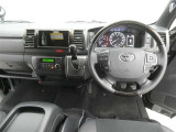 運転席からの視界はこんな感じです☆お気軽にご来店いただき、実際に座って是非お確かめください。ドライバーに寄り添う快適な操作フィールをもたらすステアリングです。