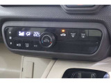 フルオートエアコンが装備されています!お好みの温度設定をするだけでエアコンの風量やモードの切り替えを自動でコントロールしてくれます!ユーザーの操作が少なく燃費走行にもつながります!