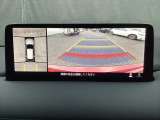 狭い場所での駐車やすれ違いなどでより的確な運転操作に役立つ360&deg;ビューモニターが装備されています。