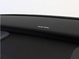 【harman/kardon】5つのスピーカーを内蔵したサウンドバーにより、ドライバーを包み込む音場を実現しました。また、洗練されたミニマルデザインは、キャビンをスタイリッシュに彩ります。