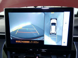 パノラミックビューモニター付きです。車両を上から見たような映像を画面に表示。運転席からの目視だけでは見にくい、車両周辺の状況をリアルタイムでしっかり確認できます。