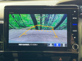 【バックカメラ】駐車時に後方がリアルタイム映像で確認できます。大型商業施設や立体駐車場での駐車時や、夜間のバック時に大活躍!運転スキルに関わらず、今や必須となった装備のひとつです!