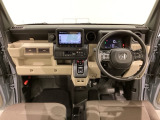 車内は光触媒抗菌消臭施工済です。インパネ周りはスタイリッシュなデザインです。グローブボックスやカップホルダーのほかにトレーなどたくさんの収納スペースが付いています。