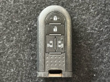 【スマートキー】持っているだけでエンジン始動や、ドアロックの開閉まで可能な便利なスマートキーを装備しています。イモビライザーでセキュリティー対策もOKです!