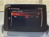ブラインド・スポット・モニタリング (BSM) は、自車の後方から接近する車両の存在を知らせることにより、車線変更時の後方確認を支援するシステムです。