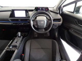 革巻きステアリングで快適な操作性の運転席です。