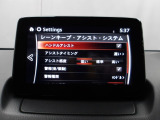 ハンドル操作をアシストすることにより車線からの逸脱回避を支援します。