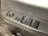 ハンドルの右側に電動格納付きパワーミラーの操作スイッチがついています。左右のサイドミラーの角度調節も微調整ができて便利です。パワーウインドウは運転席でドア4枚とも上下の操作ができるようになっています。