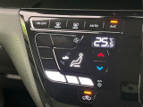 【オートエアコン】一度お好みの温度に設定すれば、車内の温度を検知し風量や温度を自動で調整。暑い&hellip;寒い&hellip;と何度もスイッチ操作をする必要はありません。快適な車内空間には必須の機能ですね♪
