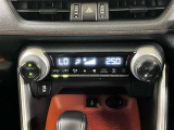 左右独立温度コントロールフルオートエアコンです。運転席、助手席それぞれで独立して温度設定ができます。冷え性の方が乗っても安心ですね♪