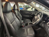 運転席の画像です。足元やシートまわりに余裕があり、リラックスした姿勢で運転が可能です。視界も良好で操作系へのアクセスもしやすく、快適で安心感のあるドライブをサポートします。