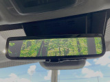 【デジタルインナーミラー】後席の大きな荷物や同乗者で後方が確認しづらい時でも安心!カメラが撮影した車両後方の映像をルームミラー内に表示。クリアな視界で状況の確認が可能です!