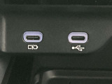 こちらのクルマはUSB接続コネクタも装備されています♪スマホの充電などにお使い下さい。ご旅行中での充電切れも、これなら心配いりませんね!