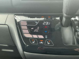 タッチパネルタイプのフルオートエアコン  「オート」を使って温度設定、車内の温度はいつも快適ですよ♪手袋をしながらでも操作可能♪