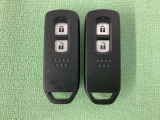 スマートキーを装備しています。鍵を差し込むことなくドアロックの開け閉めと、スタートボタン操作でのエンジンスタートができます。スペアキーも同じものを用意しております。