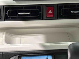 手の届くところにスマートフォンが置けるインパネセンタートレイ