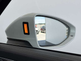 ●アウディサイドアシスト『後方の死角を並走する車両を検知しドアミラーの内側のLEDが点灯。ドライバーに注意を促し事故を未然に防ぐシステムです。』