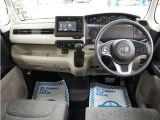 運転にかかわる様々な操作を安全に行えるように視点移動が少なく、操作性に配慮されたスイッチ類が凝縮されたコクピットです。