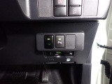 コーナーセンサーを車の前後に装備。障害物までの距離に応じて警告音を変えてお知らせ。縦列駐車時や駐車場・車庫などでの取り回しをサポートします。詳細は販売店スタッフまでおたずねください。