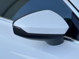 ●アウディサイドアシスト『後方の死角を並走する車両を検知しドアミラーの内側のLEDが点灯。ドライバーに注意を促し事故を未然に防ぐシステムです。』