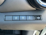 ふらつき運転や意図せず走行車線を逸脱しそうな場合、警報で知らせるとともに、車線逸脱防止支援システムが車線内に戻す方向に力を短時間発生させ、ドライバーがクルマを車線内に戻す操作を支援します。