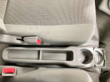 運転席・助手席の間に小物入れがあります