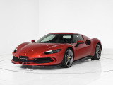 エクステリアは、特注カラー(Extracampionario)として選択された深みのあるレッド「Rosso Imola(ロッソ・イモラ)」を纏っています。