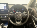 3本スポークステアリング!ステアリングスイッチ付!音量調整やメーター内インフォメーションディスプレイ操作、全車速追従機能レーダークルーズコントロール操作などが可能!
