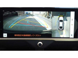 車を上から見下ろした視点で駐車をサポートするパノラマビューを搭載。運転席から確認しにくい車両周囲の状況を確認できます。