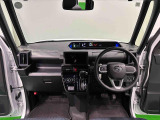 360&deg;UV&IRカット機能ガラス採用。見易い計器類と運転し易いレイアウトのドライビングポジションは、極細Aピラーの採用で視角も少なく前方&左右の見切りが良く安心して運転できます。