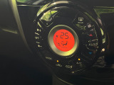 【オートエアコン】一度お好みの温度に設定すれば、車内の温度を検知し風量や温度を自動で調整。暑い&hellip;寒い&hellip;と何度もスイッチ操作をする必要はありません。快適な車内空間には必須の機能ですね♪