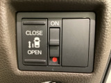 左側電動スライドドアは運転席からでも操作ができるように、ハンドル付近に開閉の操作スイッチが付いています。