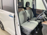 【運転席・助手席転席】運転席の足もともゆったりで長距離ドライブでも快適に★