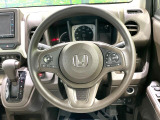 インテリアに合わせたデザインのステアリングは、運転される方のことも考え、運転しやすい形状、大きさです。是非一度、実際に触ってお確かめください。