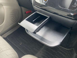 インストセンターロアBOX・グローブBOX・カップホルダー付きインストセンタースライドトレイ等、車内に持ち込んだ小物やドリンクが片付く収納も充実です。