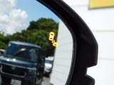 ブラインドスポットインフォメーションです。左右の車線の後方から接近する車を感知するとドアミラーについているマークが光り運転者に知らせてくれます。