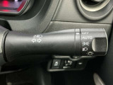 【オートライト】車のセンサーが周囲の明るさを感知し、自動でヘッドライトを点灯・消灯する機能です。この機能は夕暮れ時の交通事故が多い時間帯の安全性を高めてくれます。