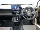 運転席周りのレイアウトをご覧ください。ナビゲーションが綺麗に装着されすっきり収まってますね!