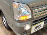 【LEDヘッドライト】悪天候や夜間走行時も良好な視界を確保し安心して運転できる高輝度LEDヘッドライトを装備!点灯速度が早く、消費電力も抑えられています。
