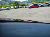 【アクティブ・ドライビング・ディスプレイ】フロントガラスにルートや車速などの情報を表示し、ドライバーの視線移動と、焦点調整の 時間をさらに短縮する事で、わき見のリスクを低減し ます。