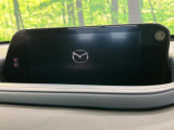 【8インチマツダコネクト】車内の雰囲気にマッチした大型のディスプレイ。スマホ接続でのナビ使用やBluetooth再生等、様々な機能が楽しめます。直感的なダイヤル操作が可能で、使い勝手も良好です。