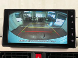 【バックカメラ】 駐車時に車両後方の様子を見ることができるので、運転の不安を軽くします。