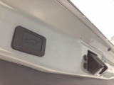 パワ-バックドア仕様です。ハンズフリ-パワ-バックドア機能付きです。スマ-トキ-持ちながら足をサッとリヤバンパ-下にかざすと開閉できます!