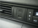 ◆USB接続端子◆スマホやiPodなどを接続して、いつもの音楽を車内でもお楽しみいただけます♪