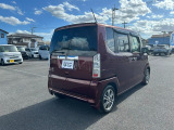 コンビネーションランプを高い位置に配置、後続車に見やすいデザインで安全にも配慮。